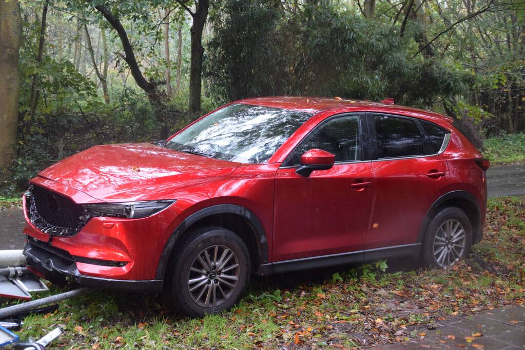 Automobilist gewond bij botsing met lichtmast