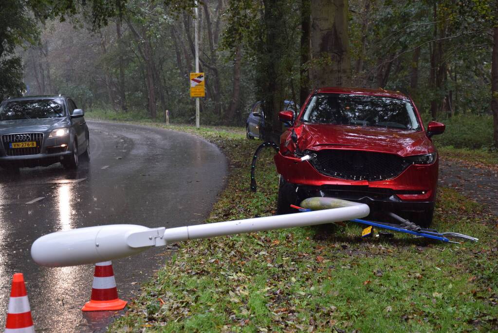 Automobilist gewond bij botsing met lichtmast