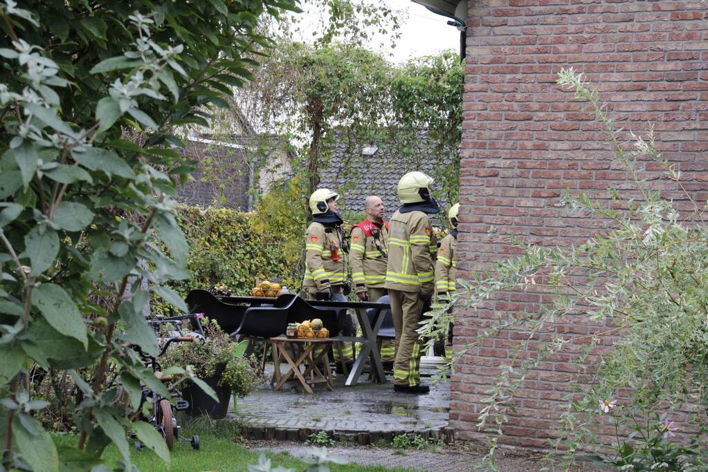 Struik naast woning vat vlam door smeulende emmer