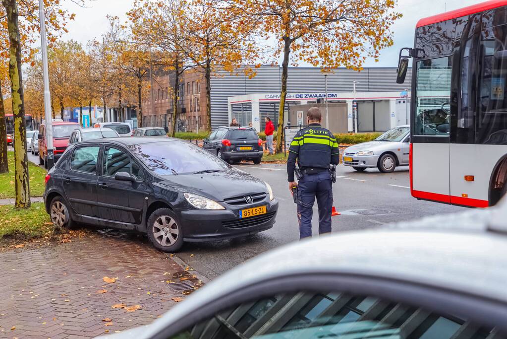 Twee auto's met elkaar in botsing op kruising