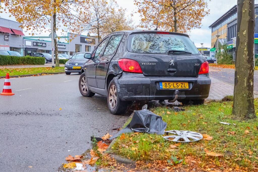 Twee auto's met elkaar in botsing op kruising