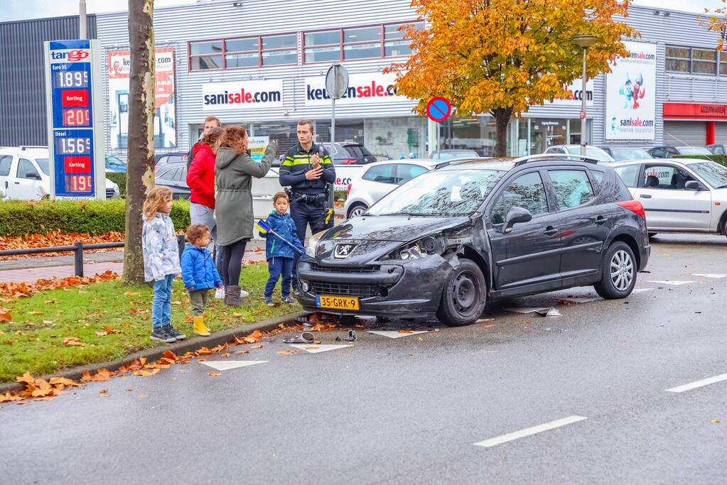 Twee auto's met elkaar in botsing op kruising