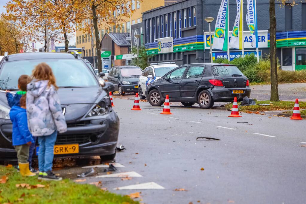 Twee auto's met elkaar in botsing op kruising