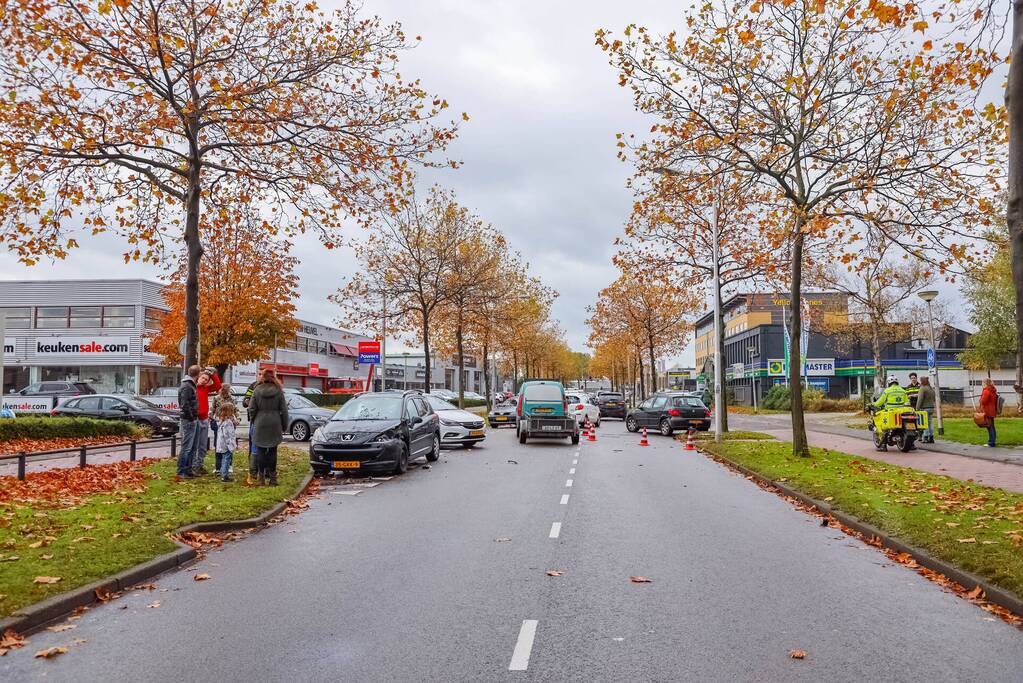Twee auto's met elkaar in botsing op kruising