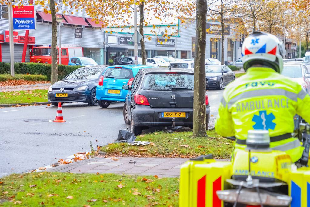 Twee auto's met elkaar in botsing op kruising