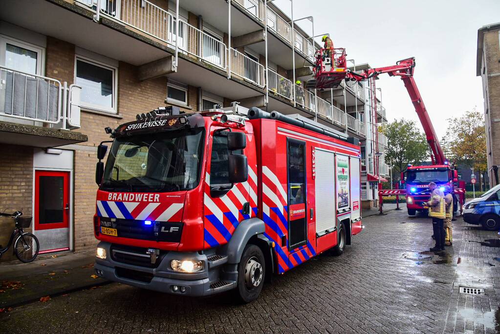 Brandweer blust brand in wasdroger