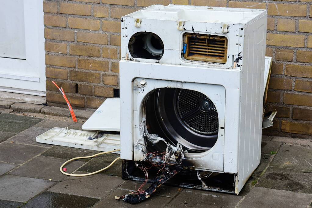 Brandweer blust brand in wasdroger