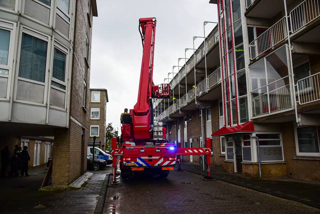 Brandweer blust brand in wasdroger