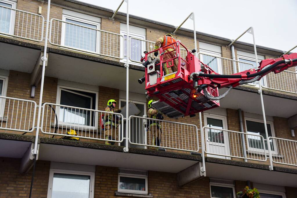 Brandweer blust brand in wasdroger