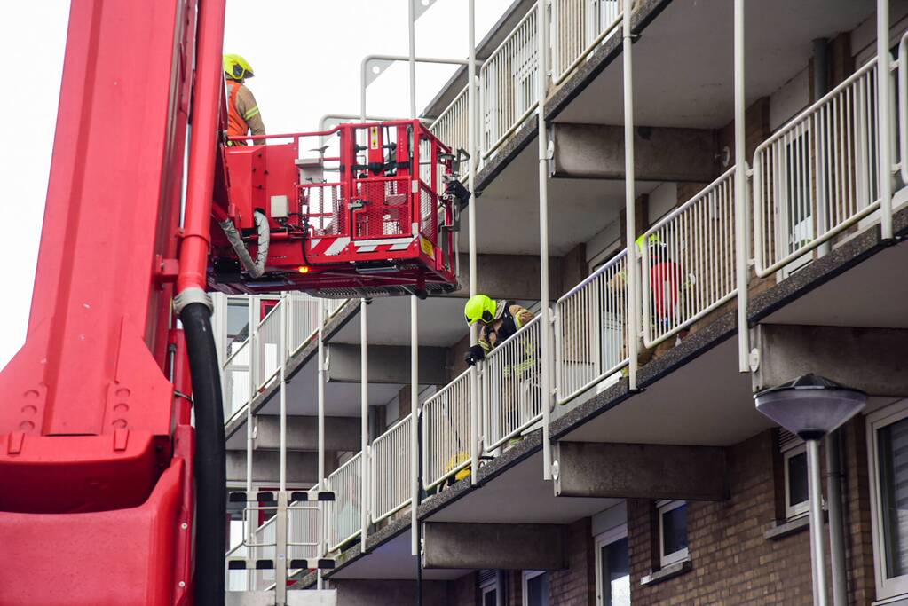 Brandweer blust brand in wasdroger