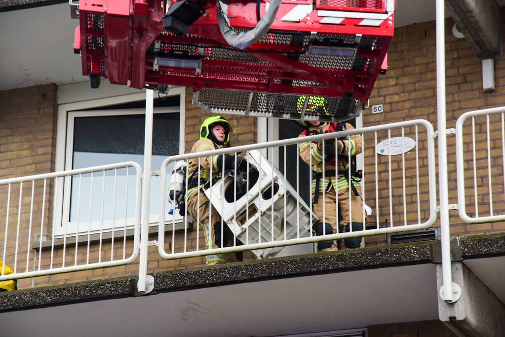 Brandweer blust brand in wasdroger