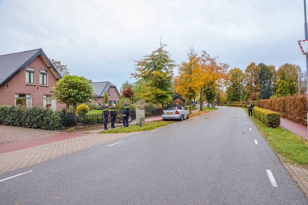 Twee gewonden nadat auto tegen boom belandt