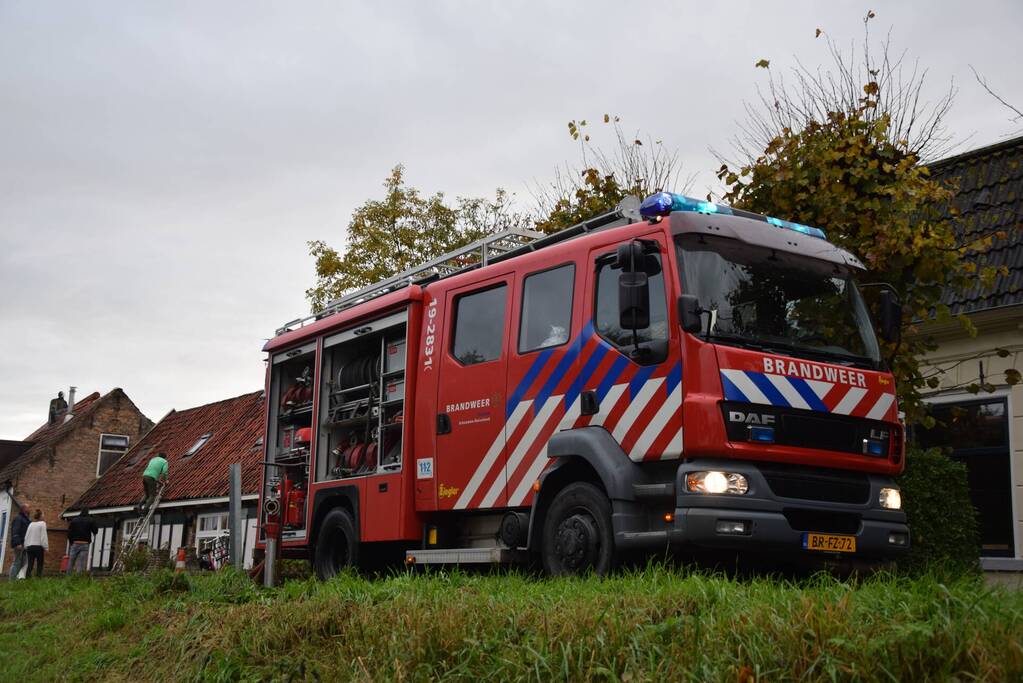 Brandweer blust schoorsteenbrand