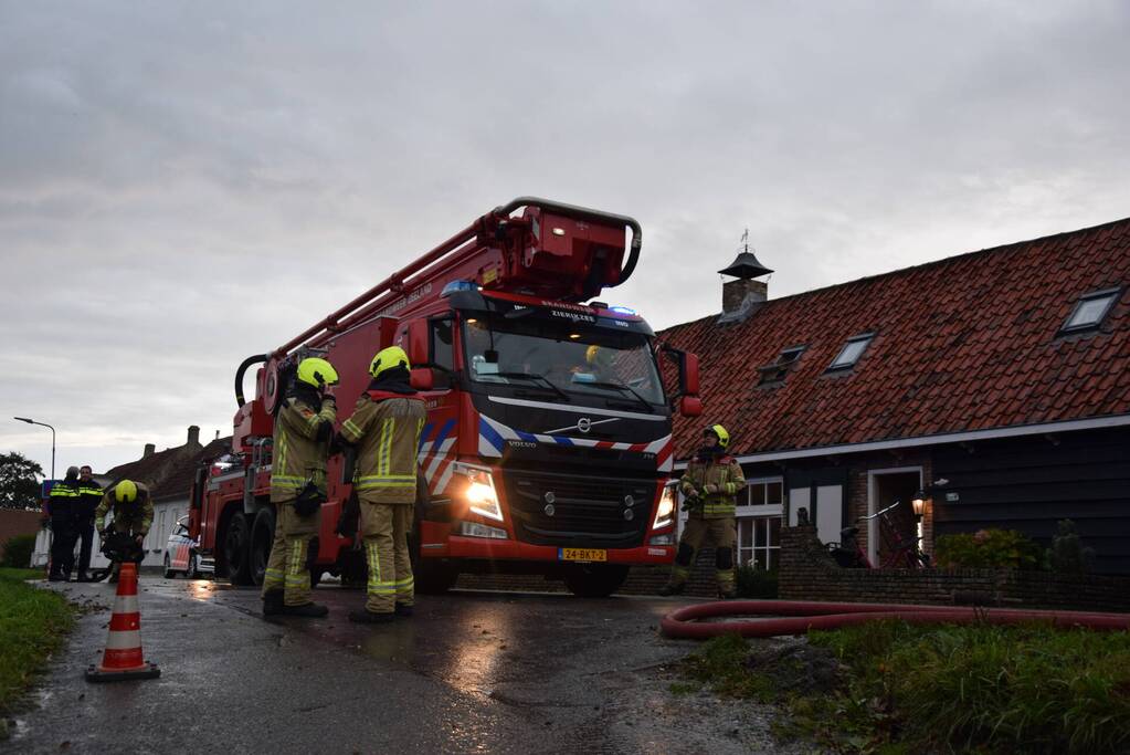 Brandweer blust schoorsteenbrand
