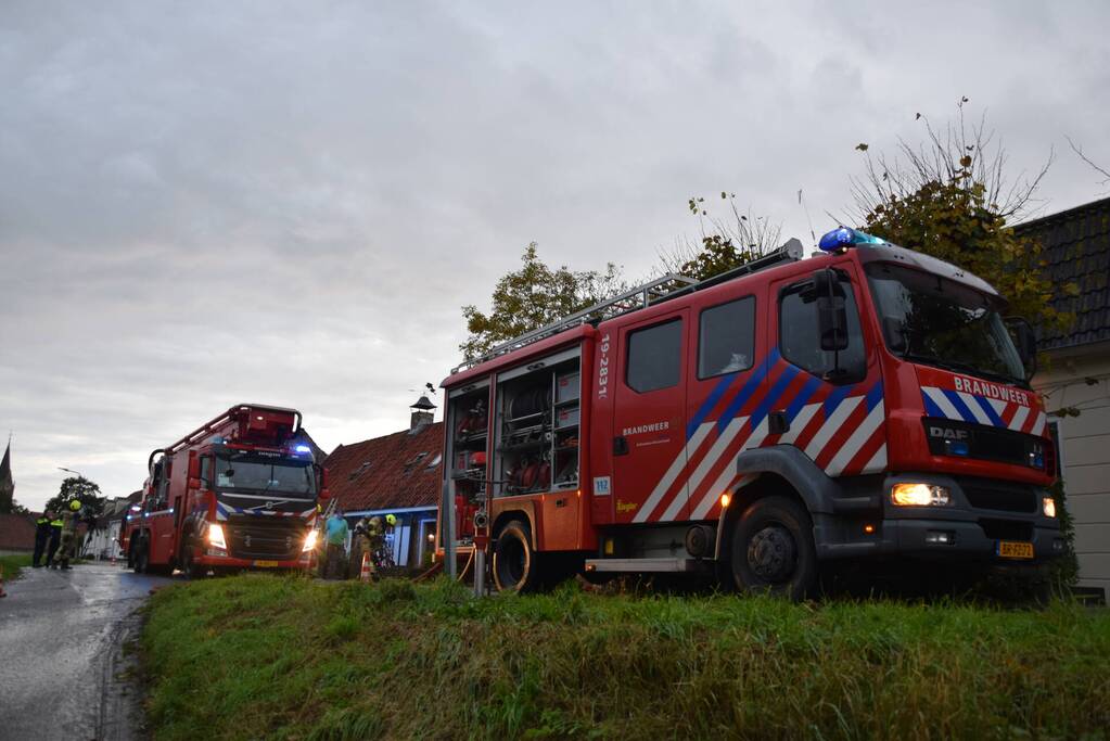 Brandweer blust schoorsteenbrand