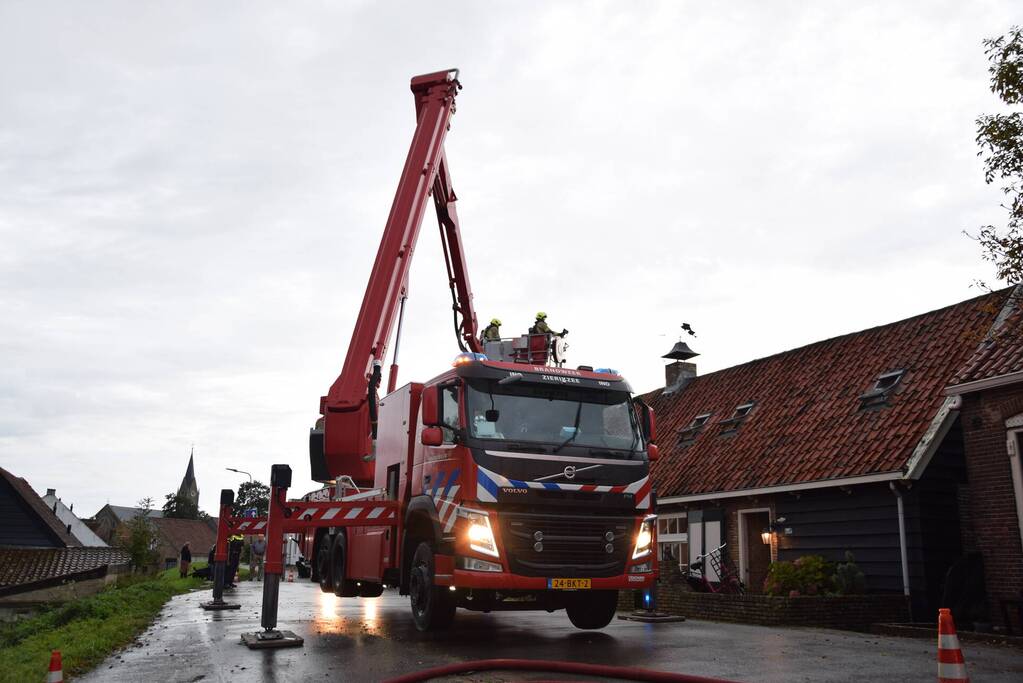 Brandweer blust schoorsteenbrand