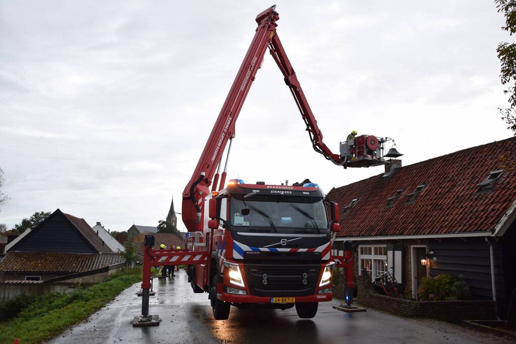 Brandweer blust schoorsteenbrand