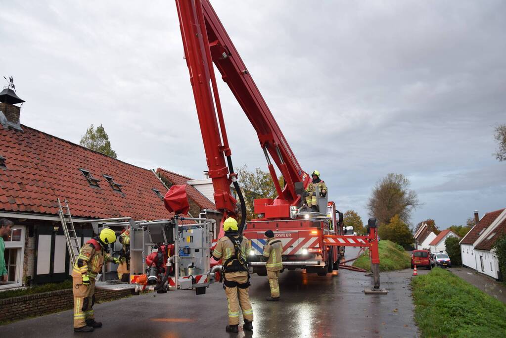 Brandweer blust schoorsteenbrand