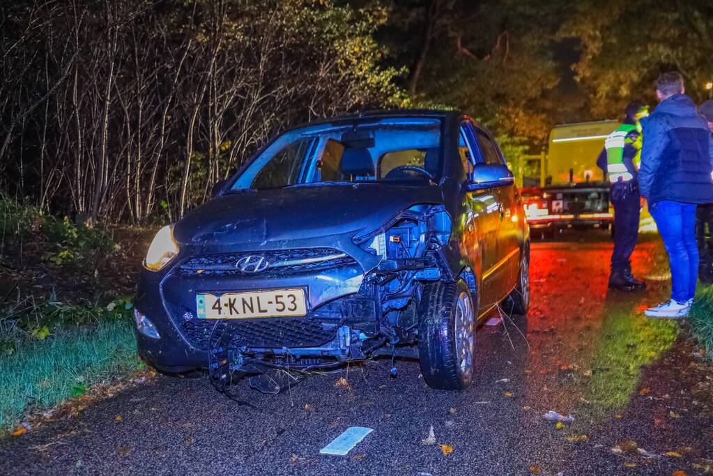 Auto crasht tegen boom