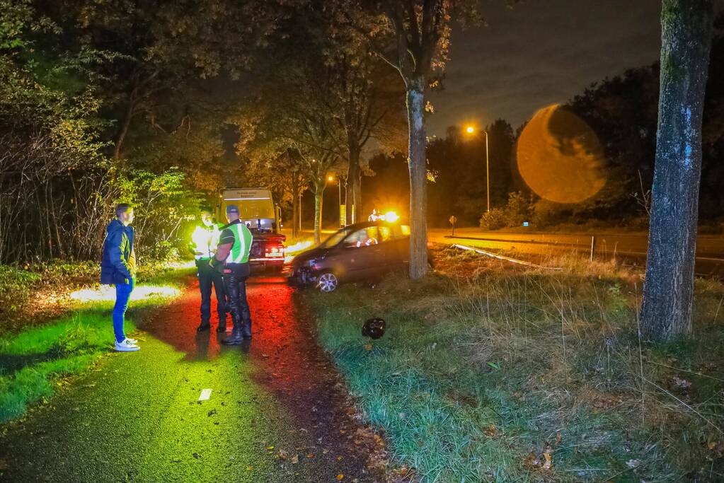 Auto crasht tegen boom