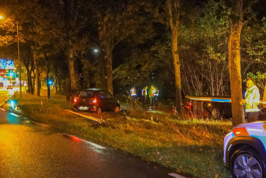 Auto crasht tegen boom