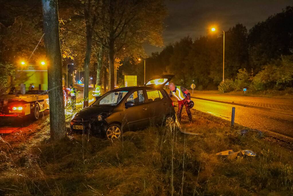 Auto crasht tegen boom
