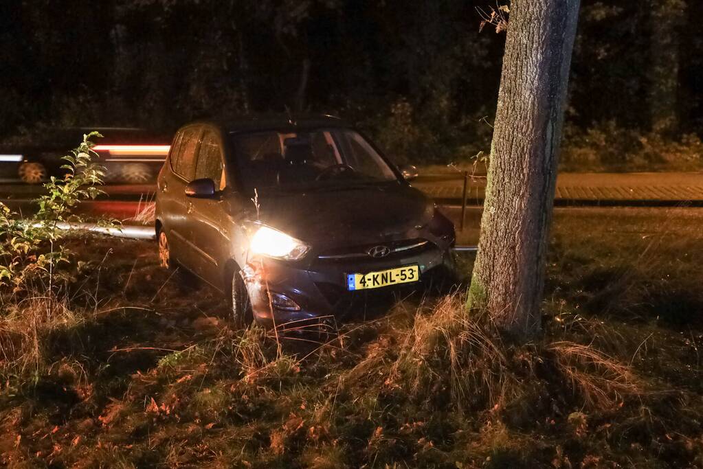 Auto crasht tegen boom