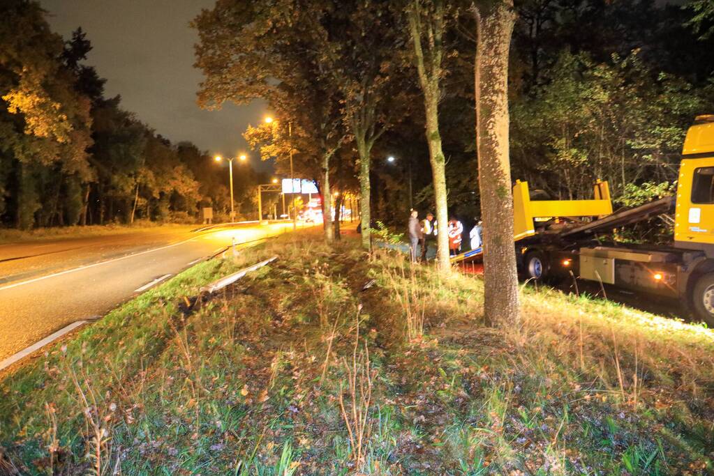 Auto crasht tegen boom