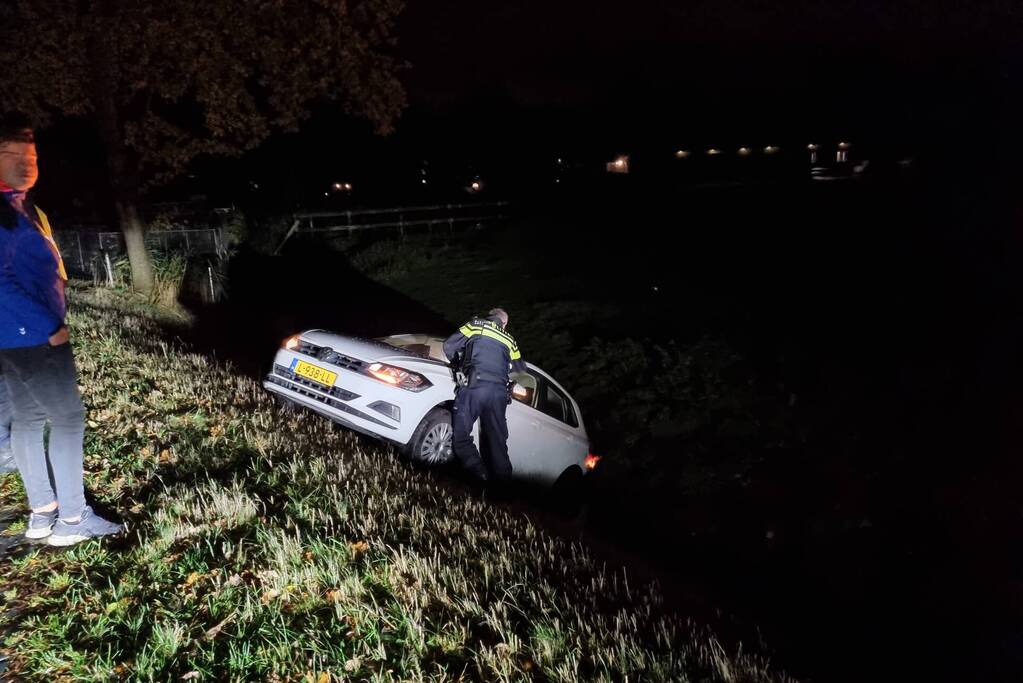 Auto belandt in sloot na ongeval