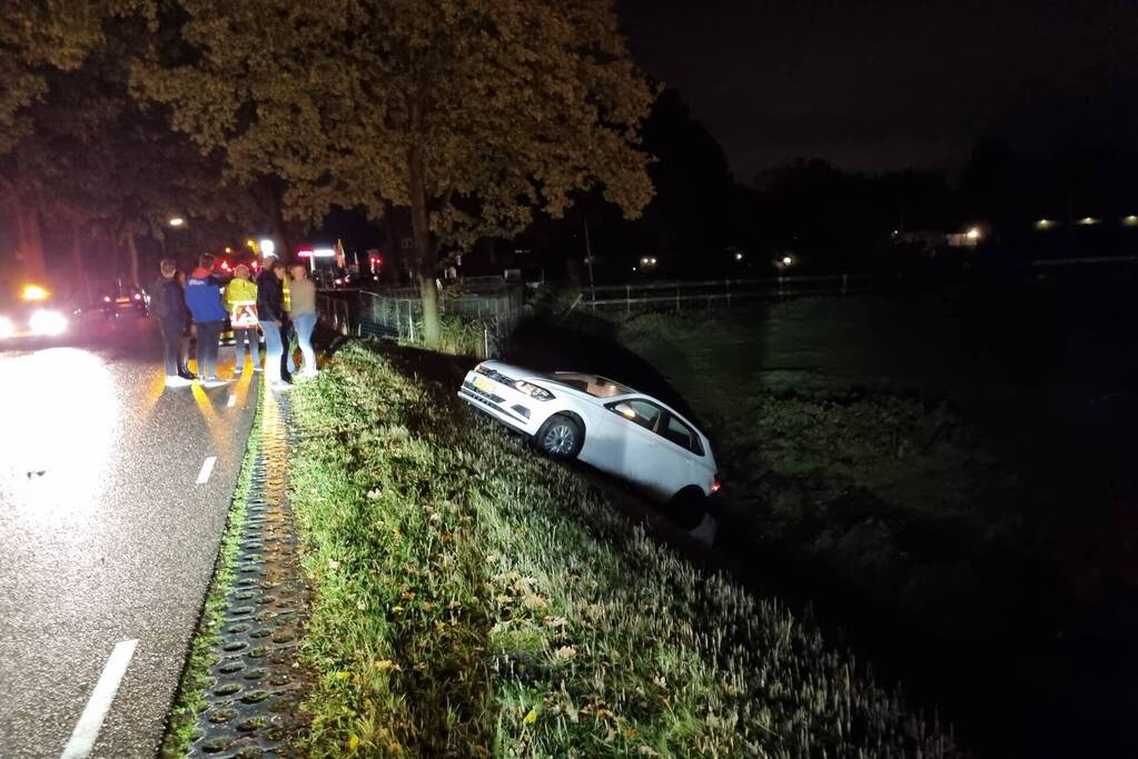 Auto belandt in sloot na ongeval