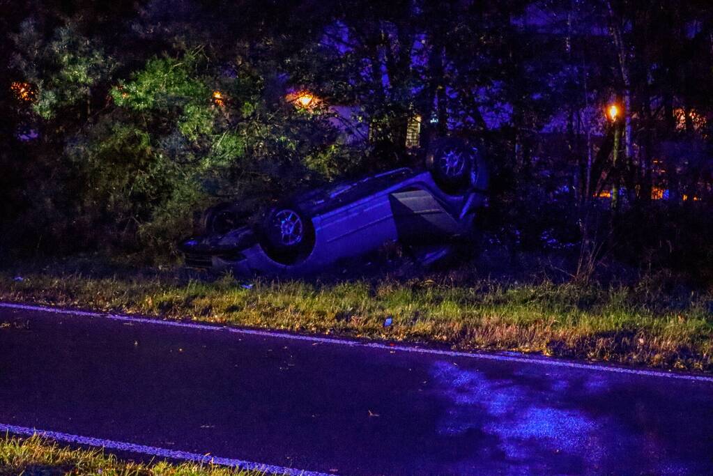 Auto belandt op zijn kop in berm