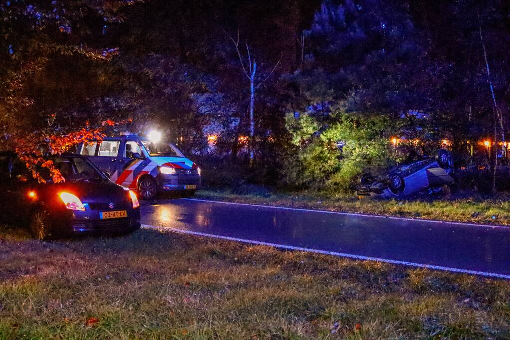 Auto belandt op zijn kop in berm