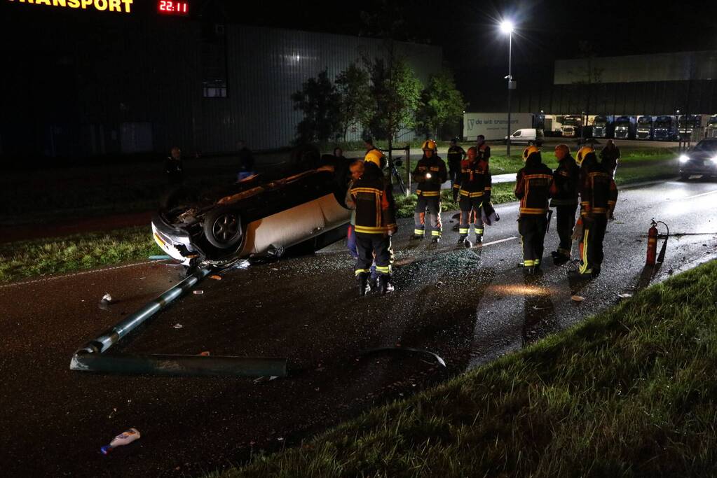 Auto komt op dak terecht na ongeval