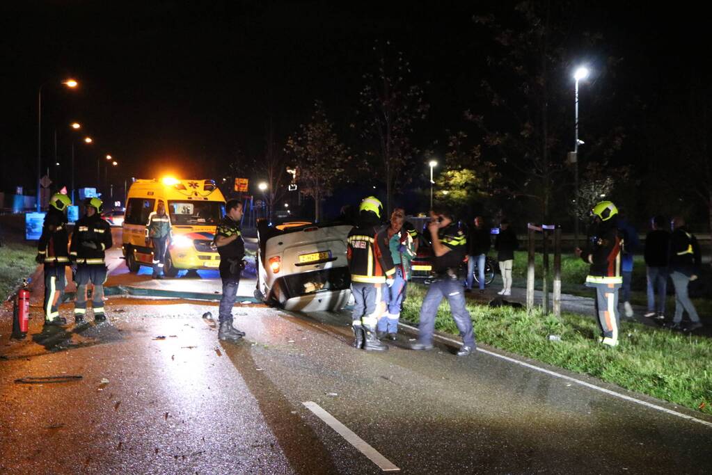 Auto komt op dak terecht na ongeval