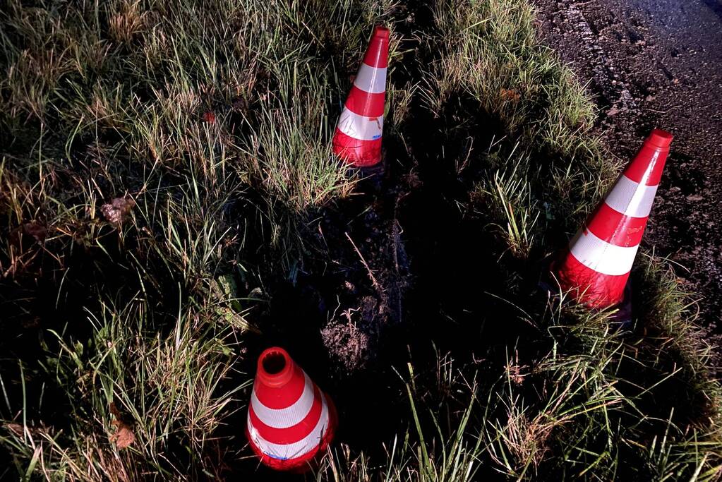 Auto komt op dak terecht na ongeval