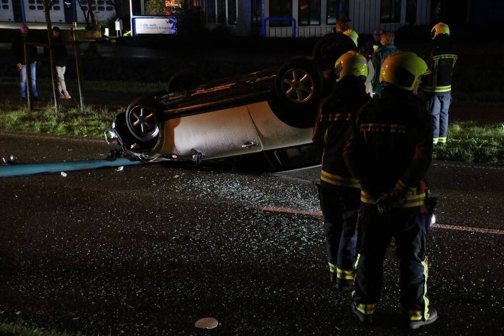 Auto komt op dak terecht na ongeval