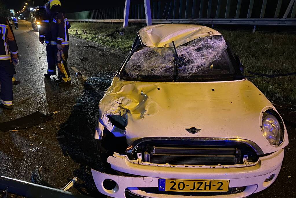 Auto komt op dak terecht na ongeval
