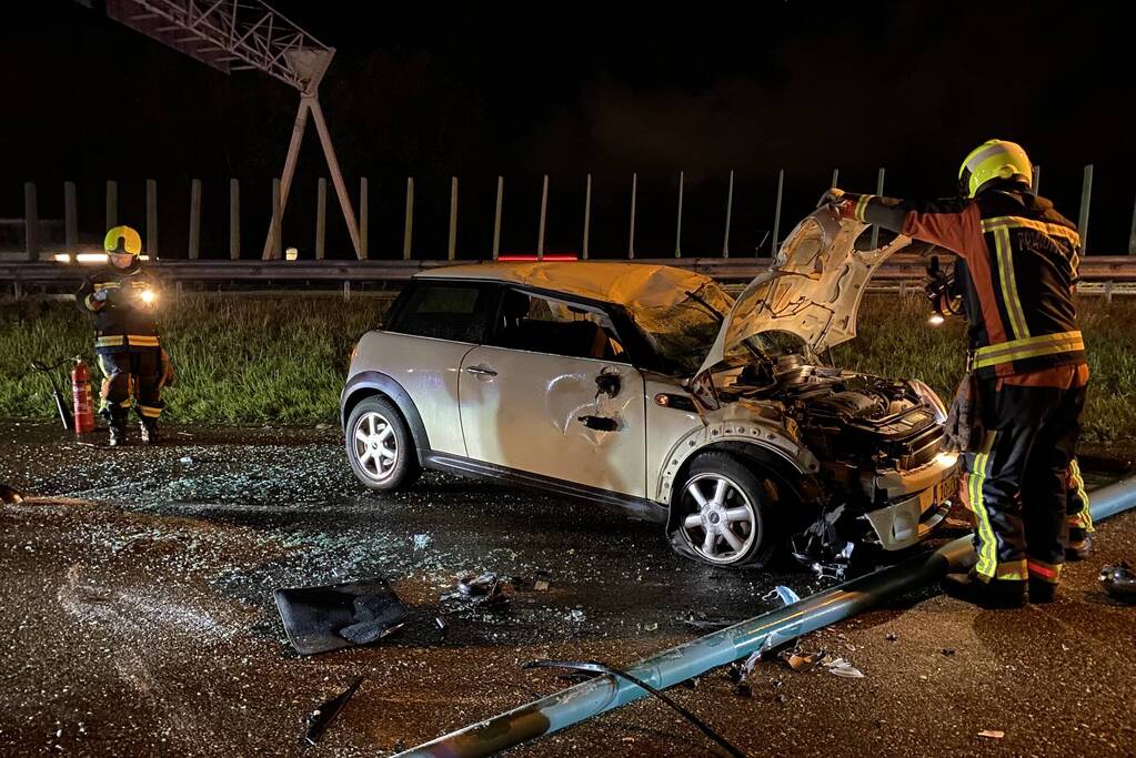 Auto komt op dak terecht na ongeval