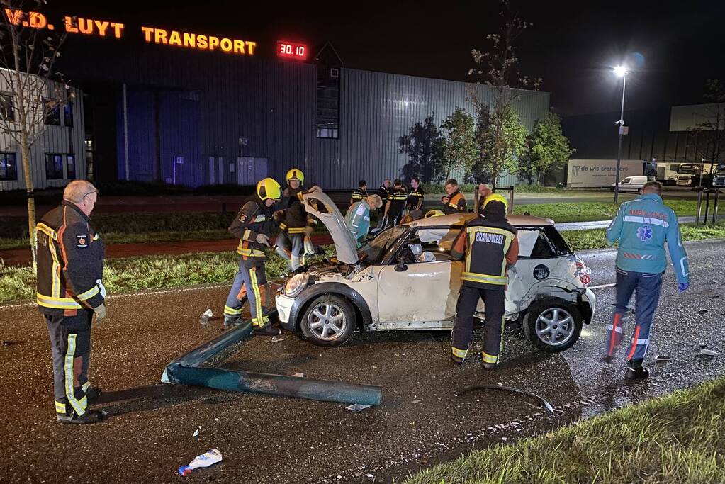 Auto komt op dak terecht na ongeval