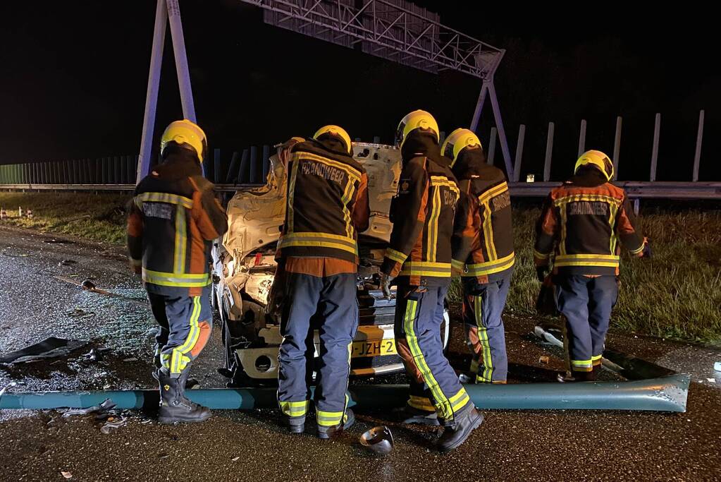 Auto komt op dak terecht na ongeval