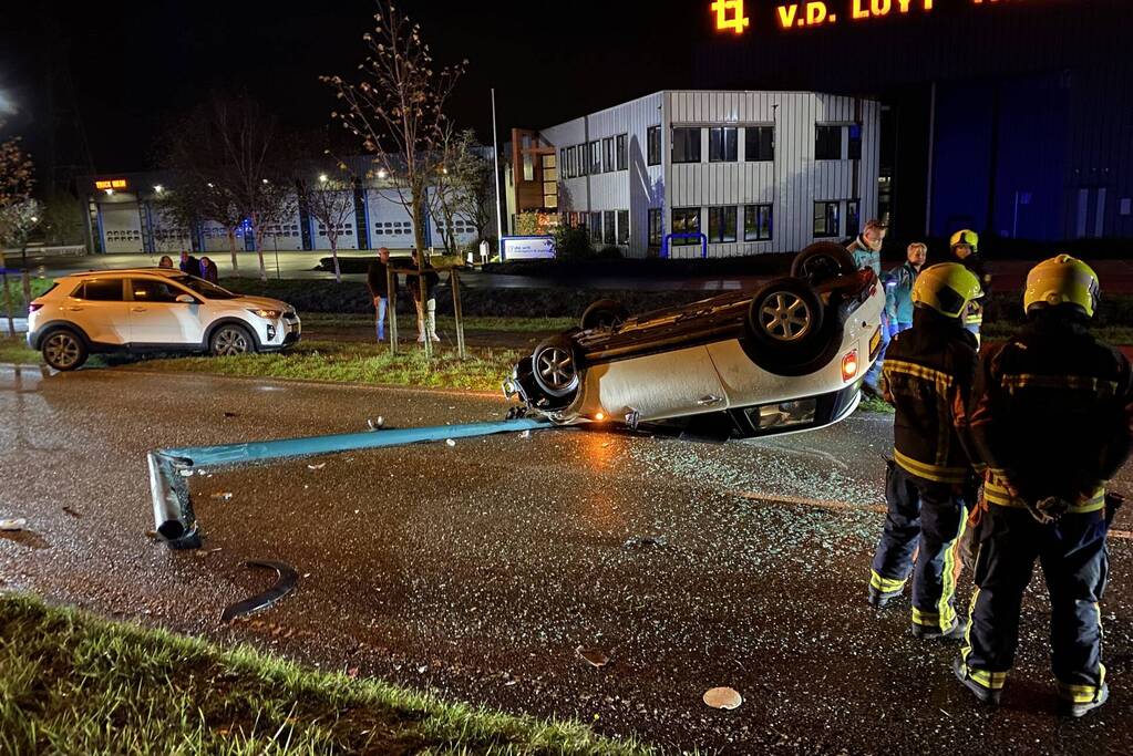Auto komt op dak terecht na ongeval