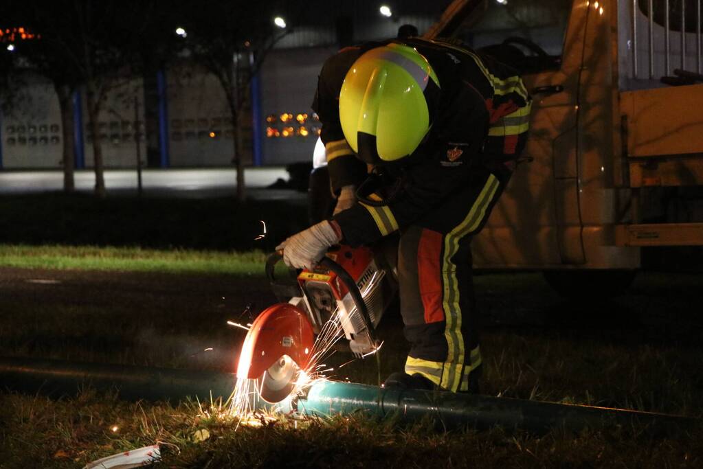 Auto komt op dak terecht na ongeval
