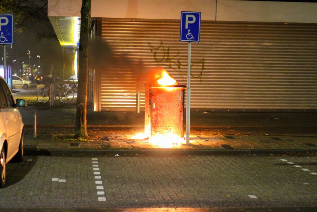 Vlammen slaan uit prullenbak