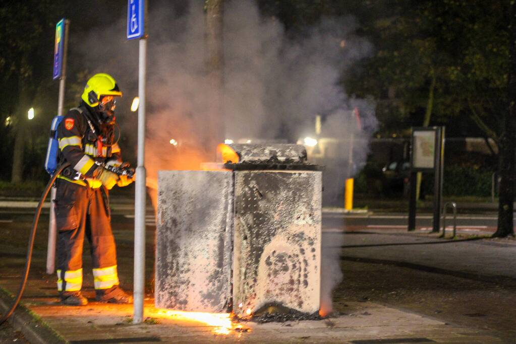 Vlammen slaan uit prullenbak