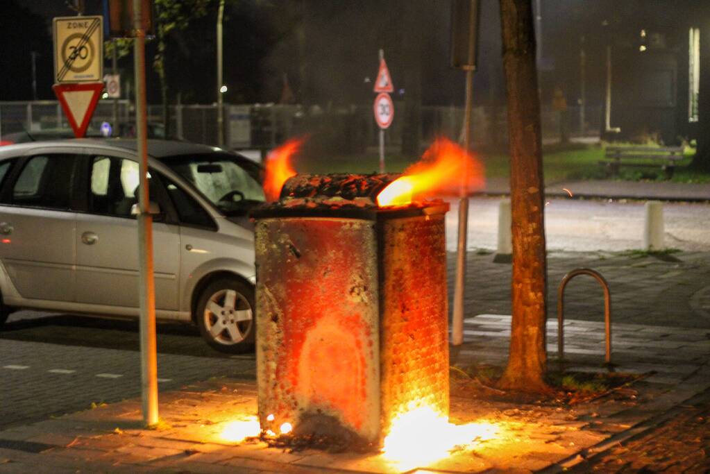 Vlammen slaan uit prullenbak