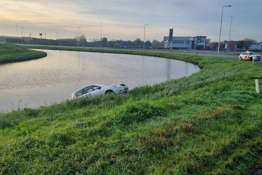 Bestuurder raakt in de slip en belandt te water