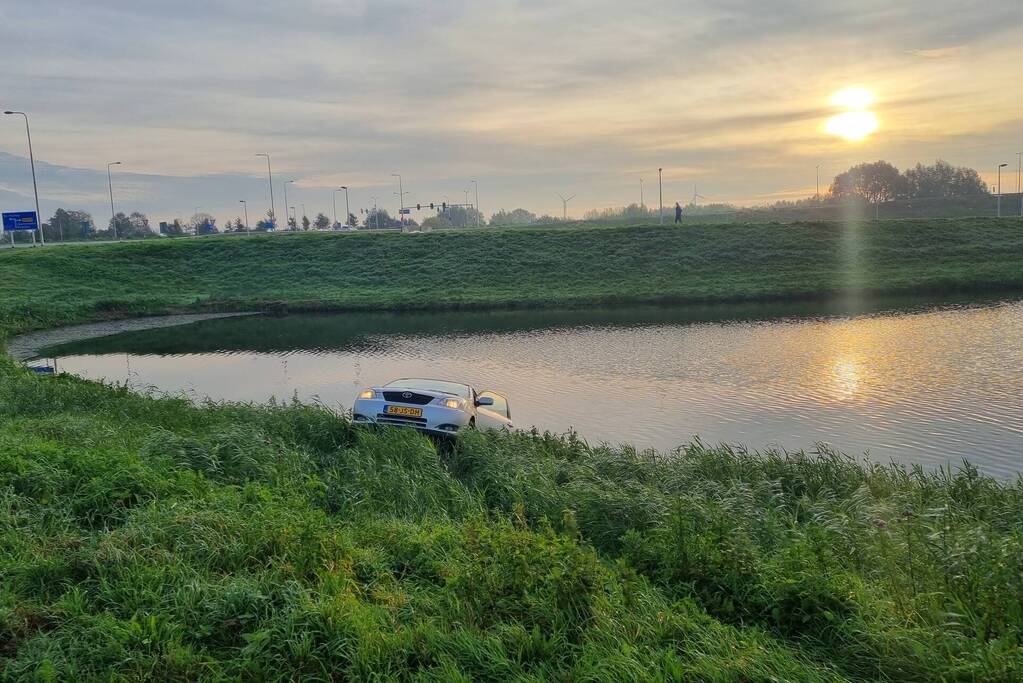 Bestuurder raakt in de slip en belandt te water