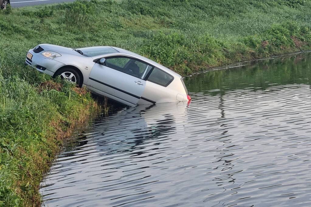 Bestuurder raakt in de slip en belandt te water
