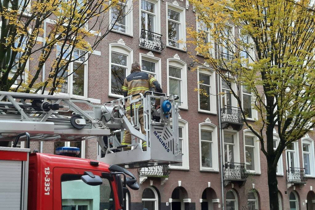 Verhuislift raakt vast in takken van boom