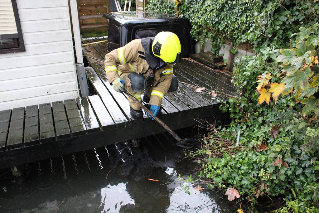 Flinke olielekkage in woonboot